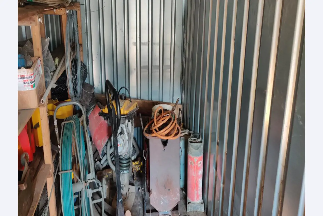 Moderne, goed onderhouden bouwvoertuigen en andere mechanische apparatuur uit de weg- en waterbouwsector-4