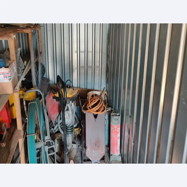 Moderne, goed onderhouden bouwvoertuigen en andere mechanische apparatuur uit de weg- en waterbouwsector-4