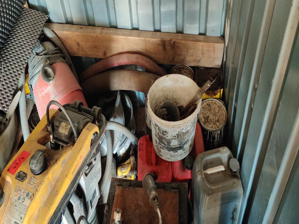 Moderní, dobře udržovaná stavební a staveništní vozidla a další strojní zařízení z oblasti stavebnictví.-5