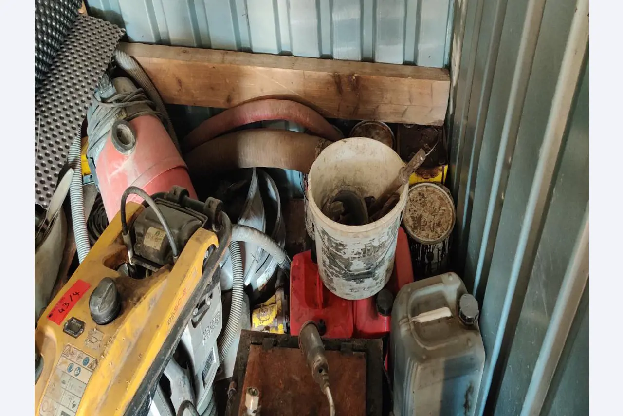 Moderne, goed onderhouden bouwvoertuigen en andere mechanische apparatuur uit de weg- en waterbouwsector-5
