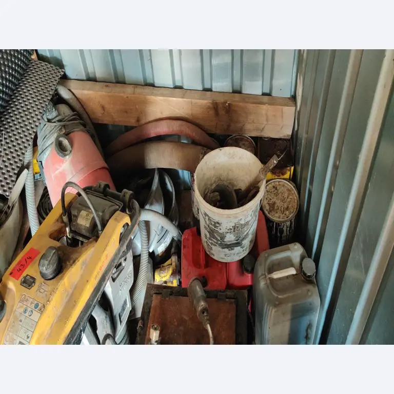 Moderne, goed onderhouden bouwvoertuigen en andere mechanische apparatuur uit de weg- en waterbouwsector-5
