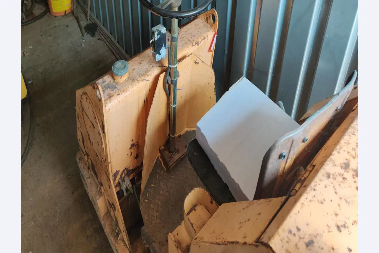 Moderní, dobře udržovaná stavební a staveništní vozidla a další strojní zařízení z oblasti stavebnictví.-2