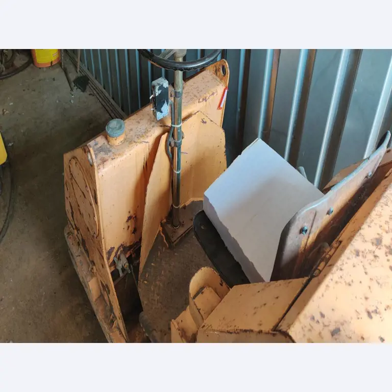 Moderní, dobře udržovaná stavební a staveništní vozidla a další strojní zařízení z oblasti stavebnictví.-2