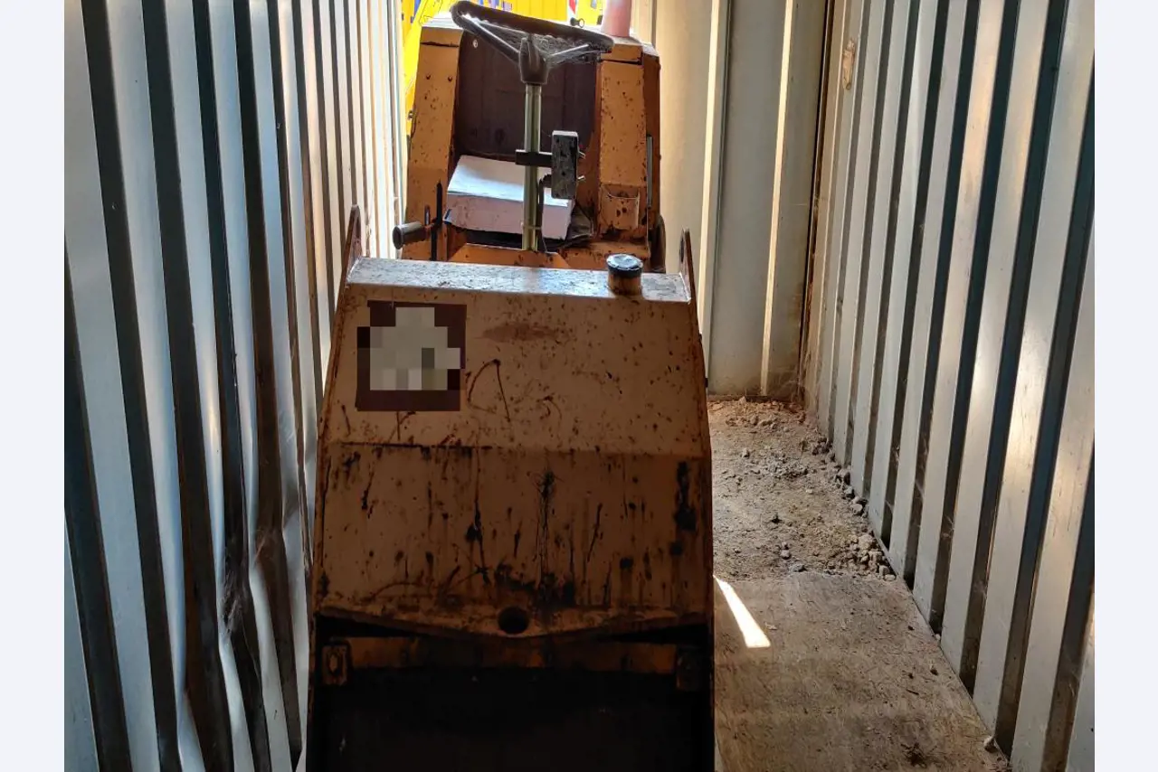 Moderní, dobře udržovaná stavební a staveništní vozidla a další strojní zařízení z oblasti stavebnictví.-1