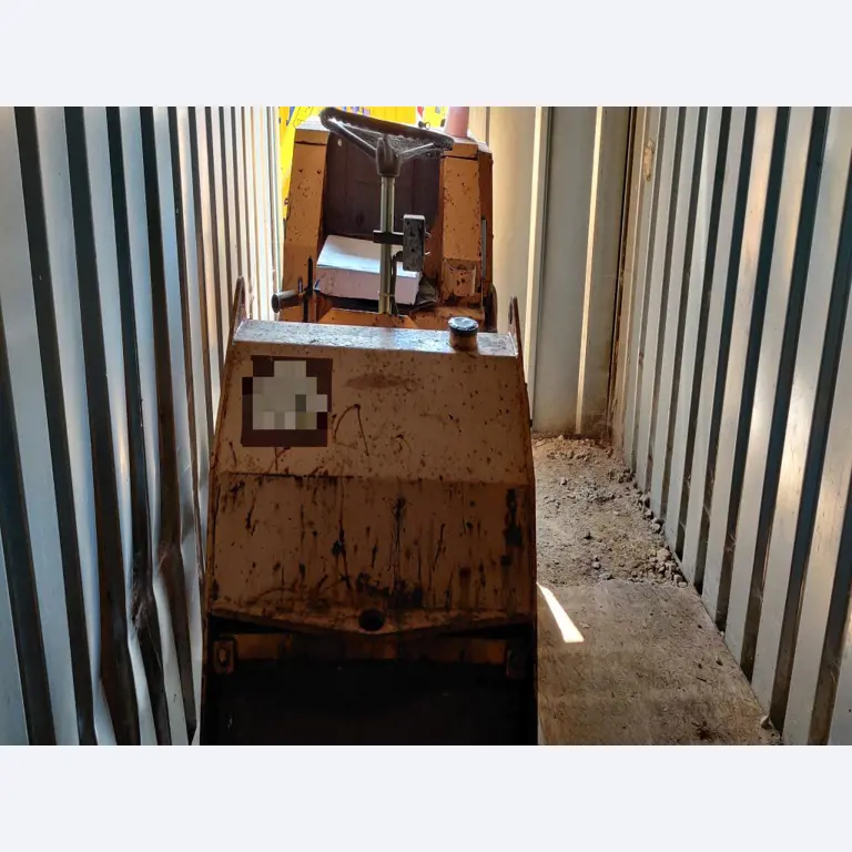 Moderní, dobře udržovaná stavební a staveništní vozidla a další strojní zařízení z oblasti stavebnictví.-1