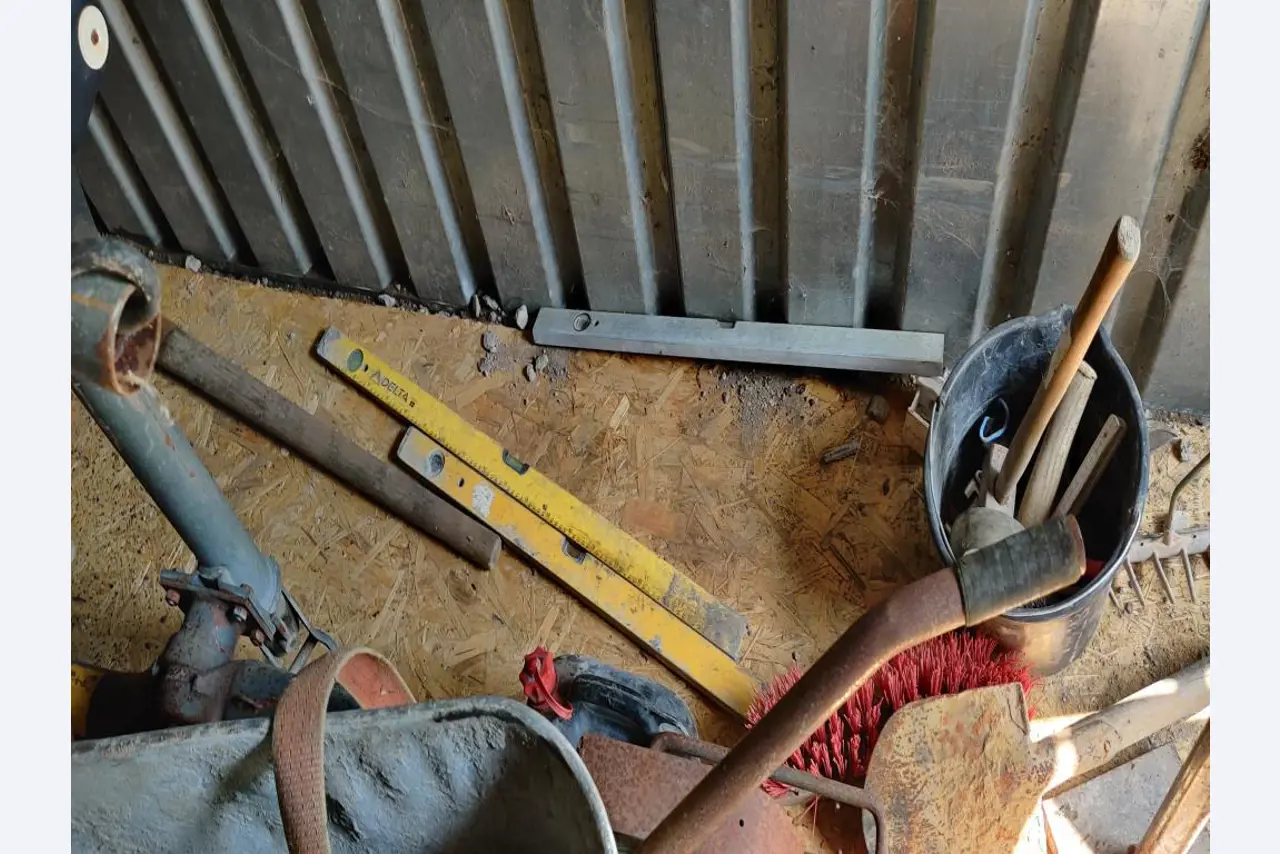 Sodobna, dobro vzdrževana gradbena vozila in vozila za gradbišča ter druga mehanska oprema iz sektorja gradbeništva.-4