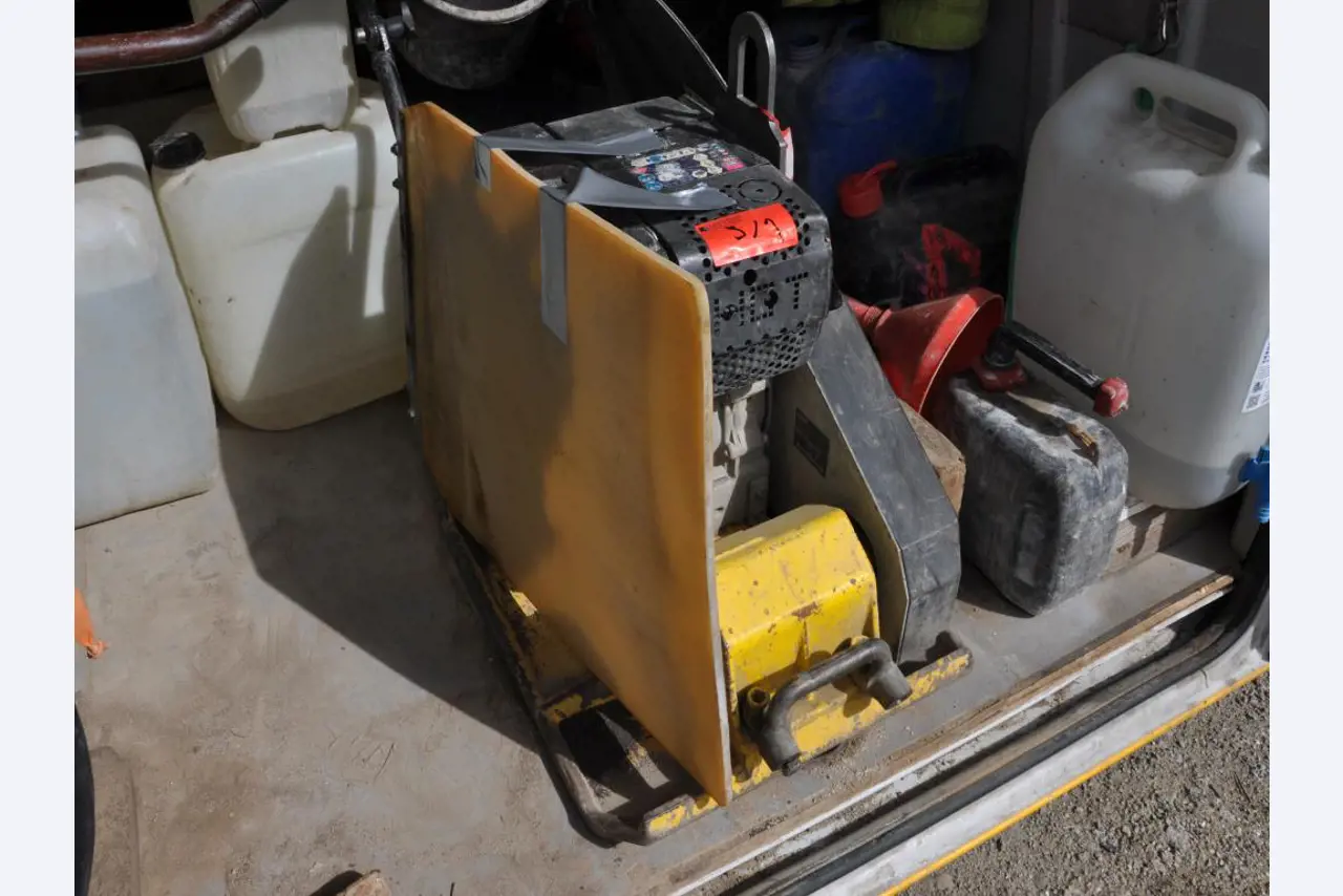 Moderne, goed onderhouden bouwvoertuigen en andere mechanische apparatuur uit de weg- en waterbouwsector-3