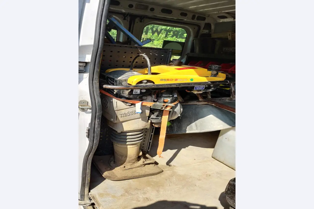 Sodobna, dobro vzdrževana gradbena vozila in vozila za gradbišča ter druga mehanska oprema iz sektorja gradbeništva.-1