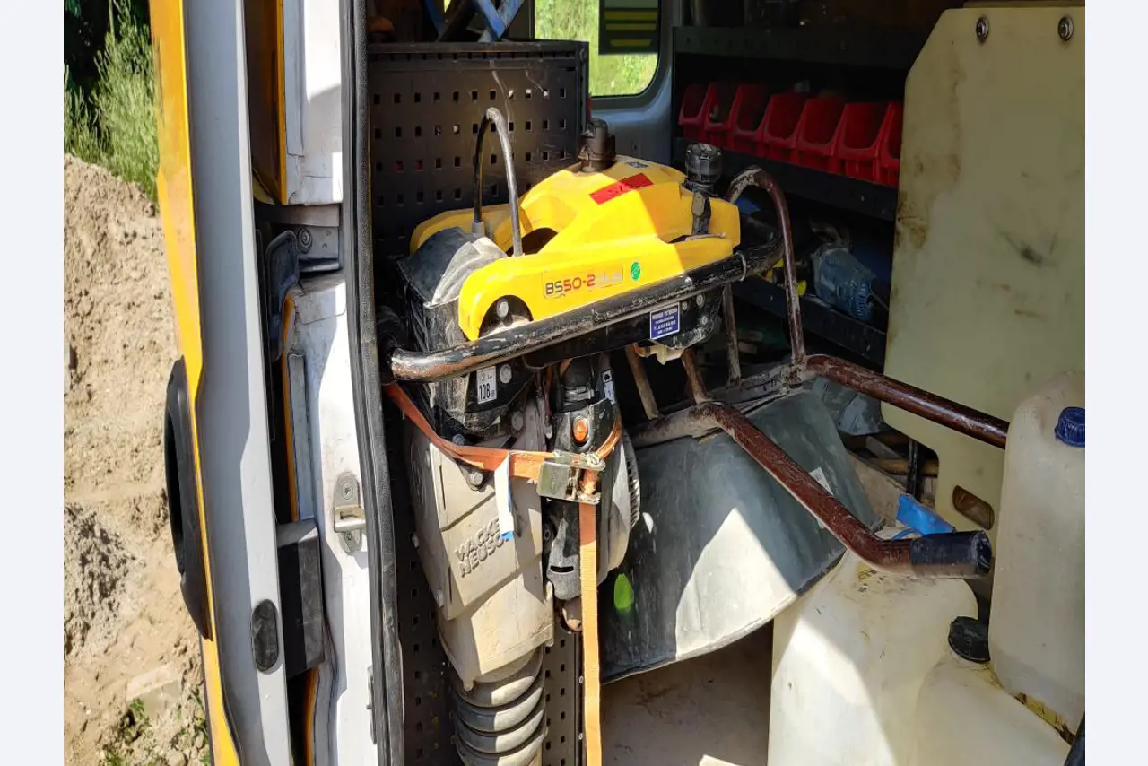 Sodobna, dobro vzdrževana gradbena vozila in vozila za gradbišča ter druga mehanska oprema iz sektorja gradbeništva.-2