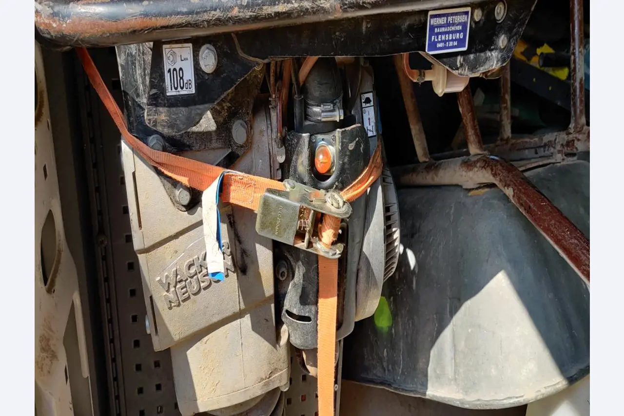 Sodobna, dobro vzdrževana gradbena vozila in vozila za gradbišča ter druga mehanska oprema iz sektorja gradbeništva.-3