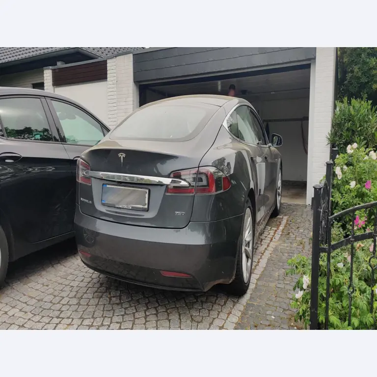 Moderní, dobře udržovaná stavební a staveništní vozidla a další strojní zařízení z oblasti stavebnictví.-19
