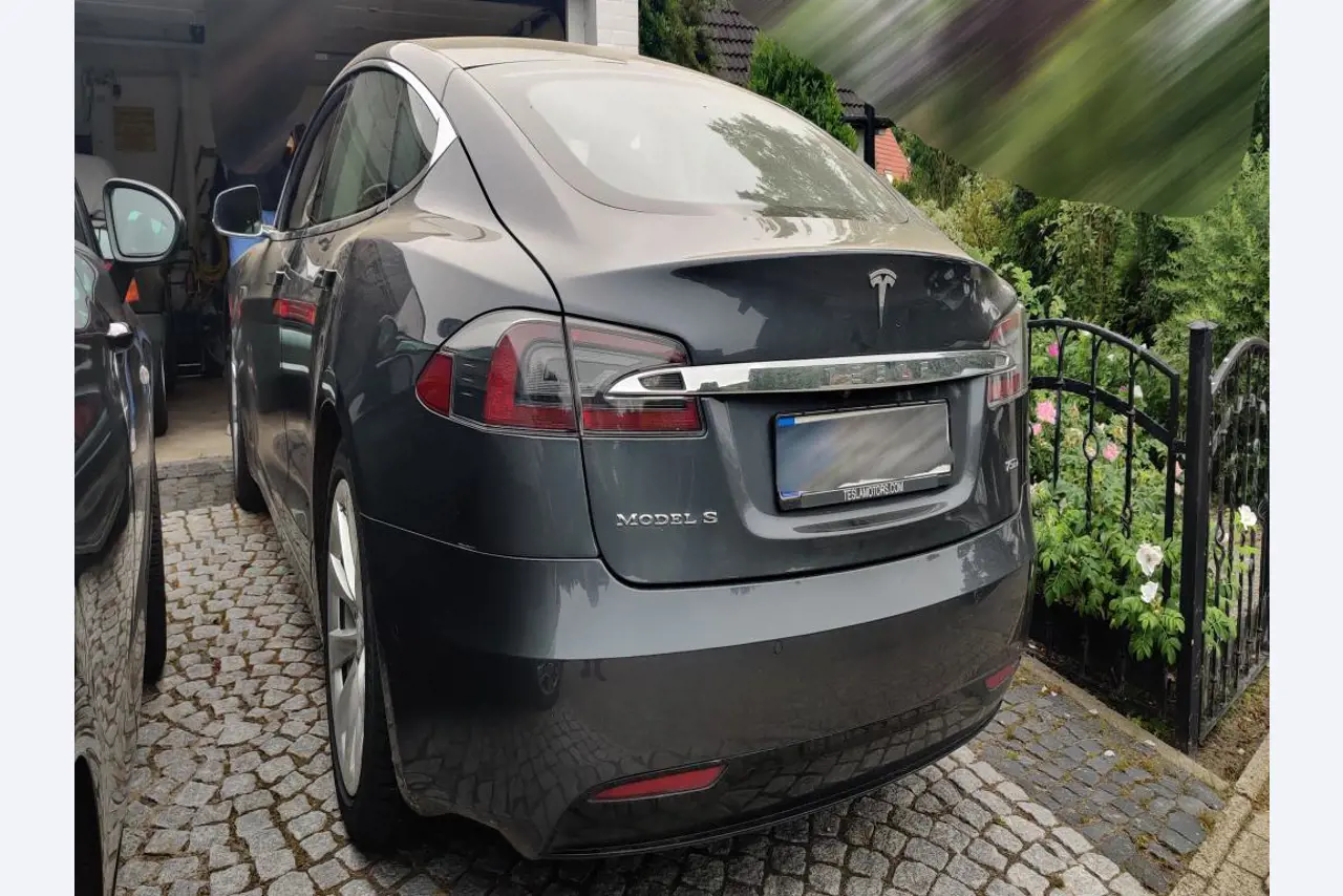 Moderní, dobře udržovaná stavební a staveništní vozidla a další strojní zařízení z oblasti stavebnictví.-21