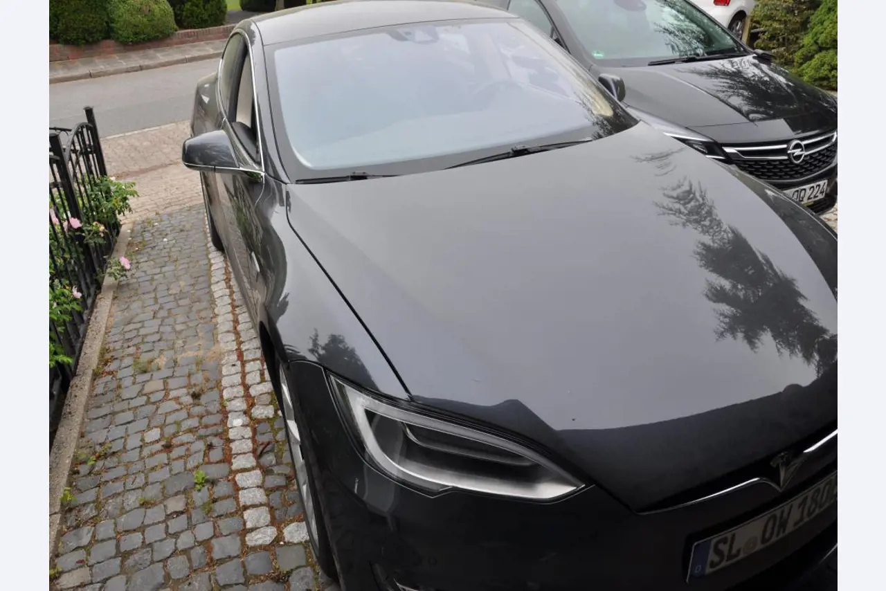 Moderní, dobře udržovaná stavební a staveništní vozidla a další strojní zařízení z oblasti stavebnictví.-5