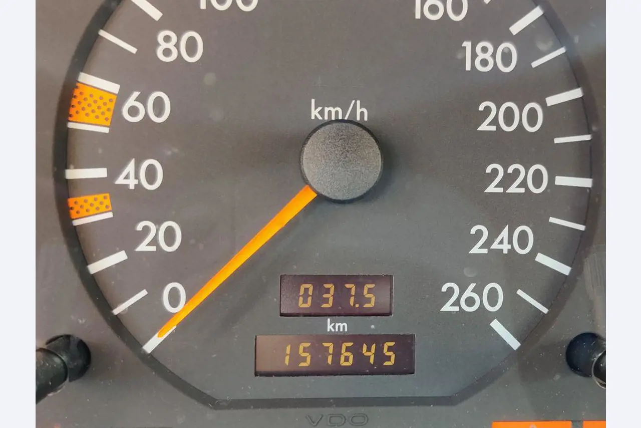 Vehículos de obra y construcción modernos y bien mantenidos y otros equipos mecánicos del sector de la ingeniería civil-11