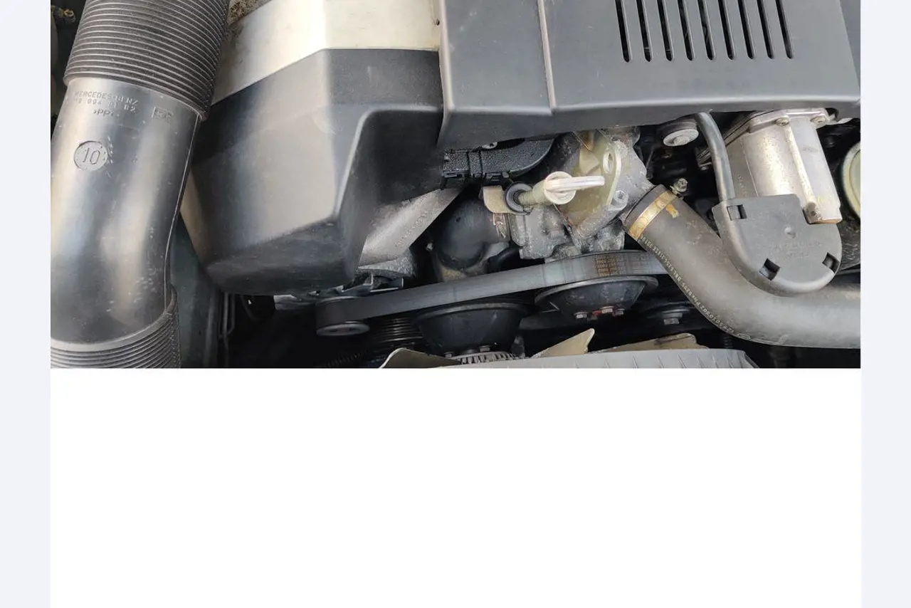 Vehículos de obra y construcción modernos y bien mantenidos y otros equipos mecánicos del sector de la ingeniería civil-23