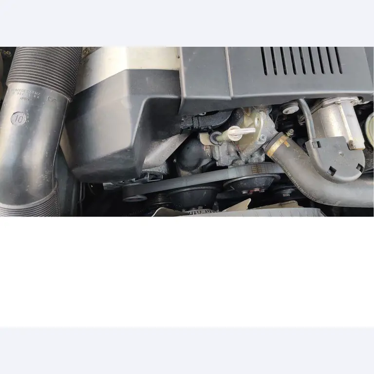 Vehículos de obra y construcción modernos y bien mantenidos y otros equipos mecánicos del sector de la ingeniería civil-23