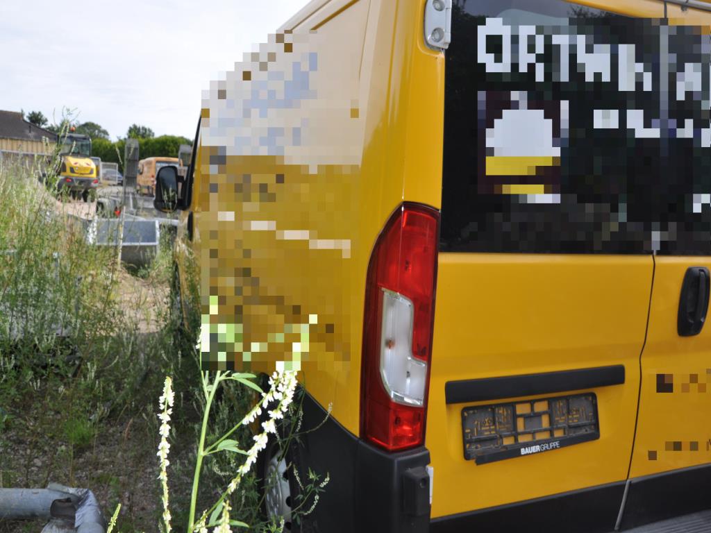 Vehículos de obra y construcción modernos y bien mantenidos y otros equipos mecánicos del sector de la ingeniería civil-7