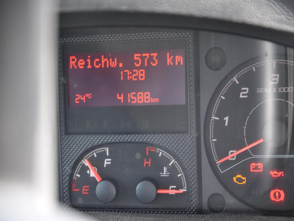 Vehículos de obra y construcción modernos y bien mantenidos y otros equipos mecánicos del sector de la ingeniería civil-2