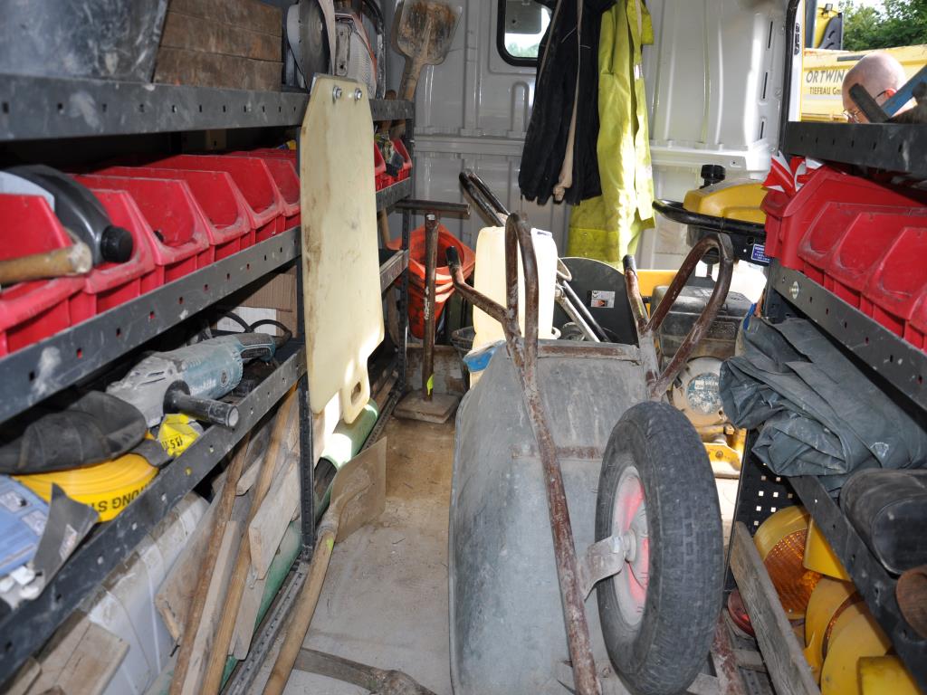 Vehículos de obra y construcción modernos y bien mantenidos y otros equipos mecánicos del sector de la ingeniería civil-4