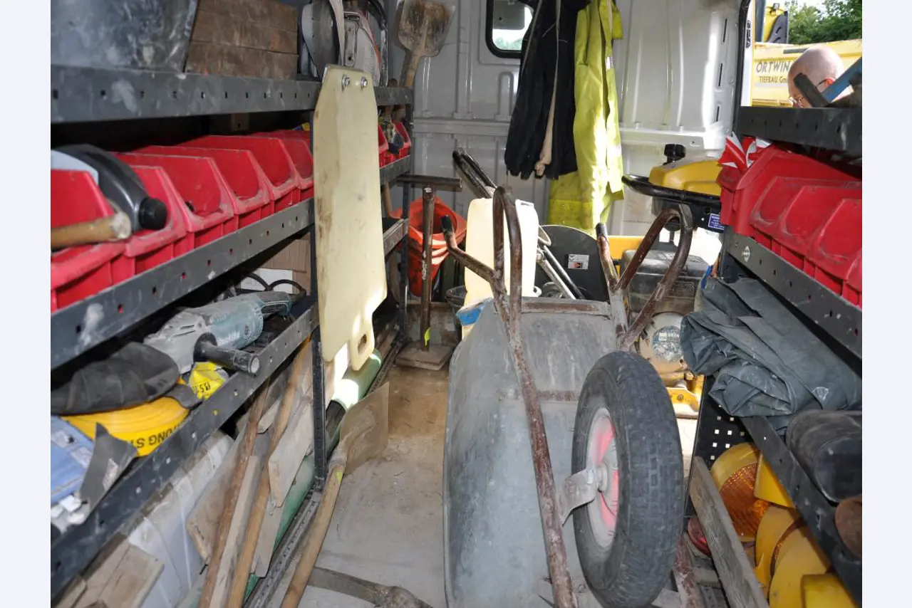 Moderne, gepflegte Bau- und Baustellenfahrzeuge sowie weitere maschinelle Ausstattung aus dem Tiefbau-4