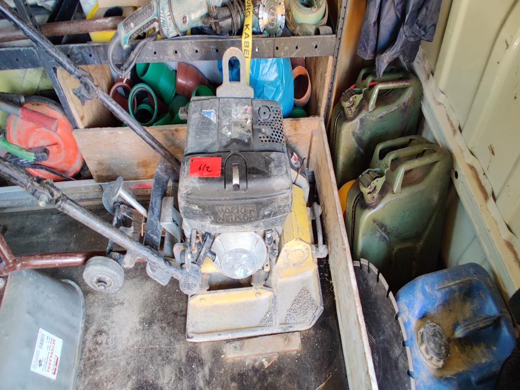 Vehículos de obra y construcción modernos y bien mantenidos y otros equipos mecánicos del sector de la ingeniería civil-2