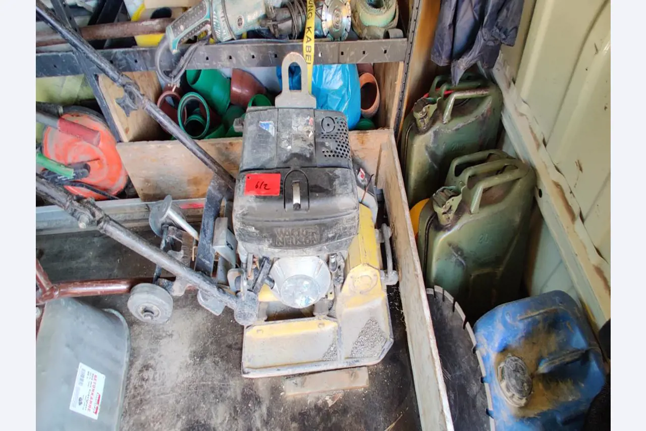 Moderne, goed onderhouden bouwvoertuigen en andere mechanische apparatuur uit de weg- en waterbouwsector-2