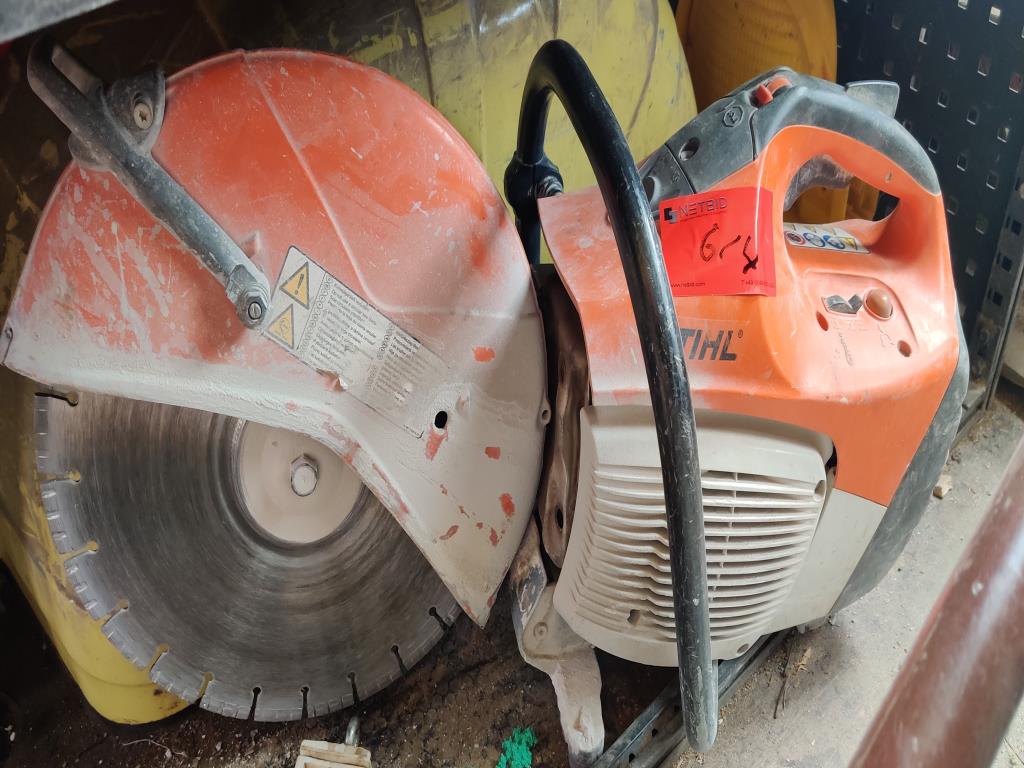 Moderní, dobře udržovaná stavební a staveništní vozidla a další strojní zařízení z oblasti stavebnictví.-1