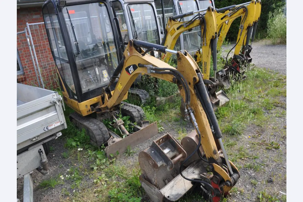 Moderne, goed onderhouden bouwvoertuigen en andere mechanische apparatuur uit de weg- en waterbouwsector-1