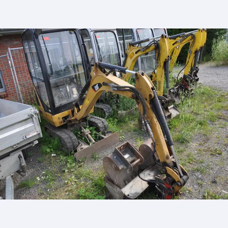 Moderne, goed onderhouden bouwvoertuigen en andere mechanische apparatuur uit de weg- en waterbouwsector-1