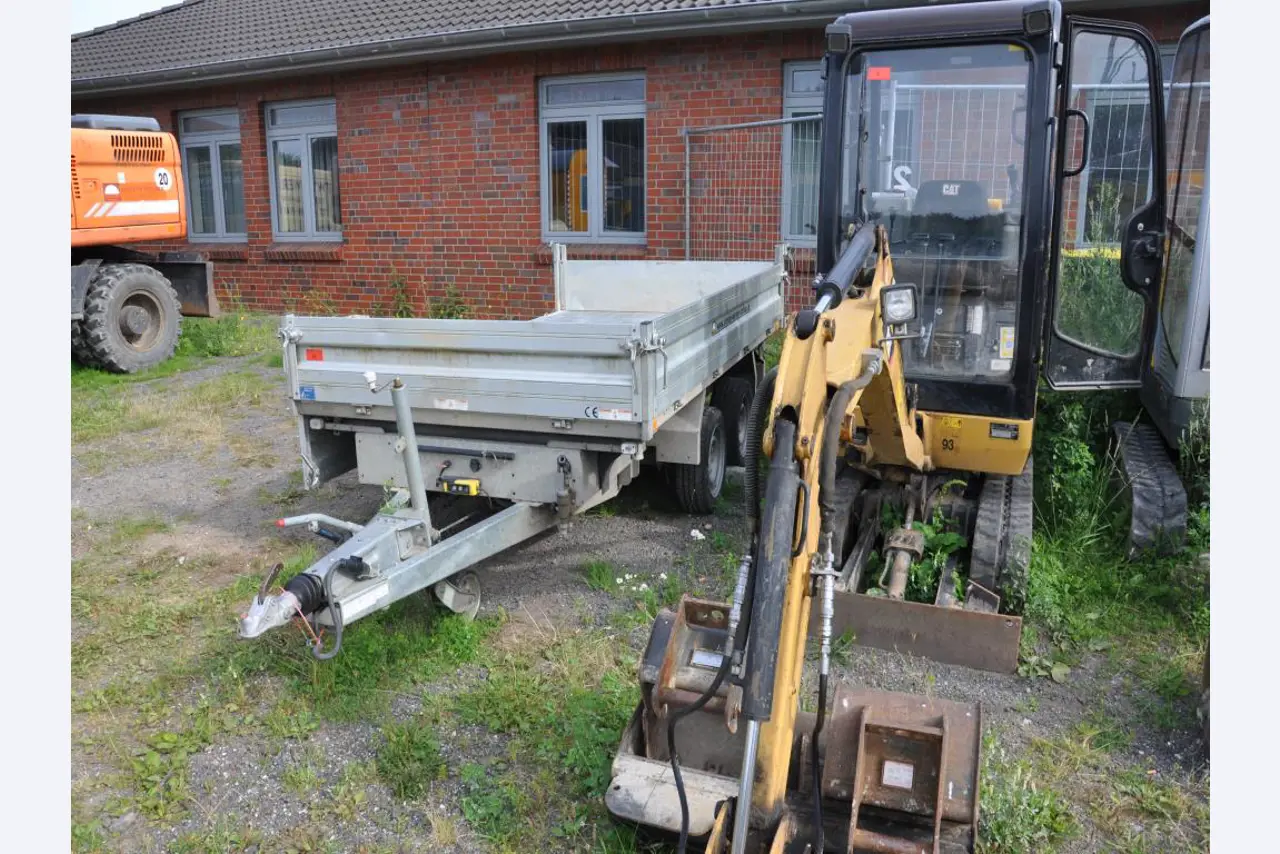 Moderne, goed onderhouden bouwvoertuigen en andere mechanische apparatuur uit de weg- en waterbouwsector-2