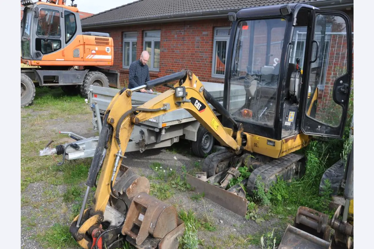 Moderne, goed onderhouden bouwvoertuigen en andere mechanische apparatuur uit de weg- en waterbouwsector-3