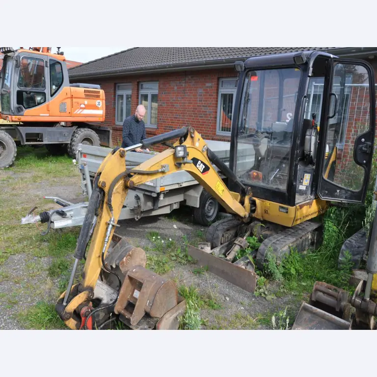 Moderne, goed onderhouden bouwvoertuigen en andere mechanische apparatuur uit de weg- en waterbouwsector-3
