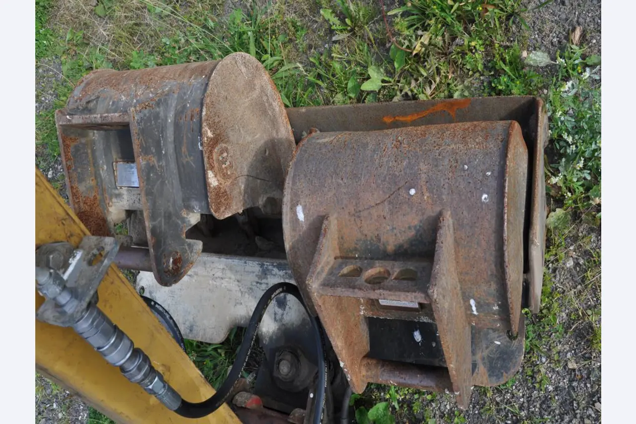 Moderne, goed onderhouden bouwvoertuigen en andere mechanische apparatuur uit de weg- en waterbouwsector-4