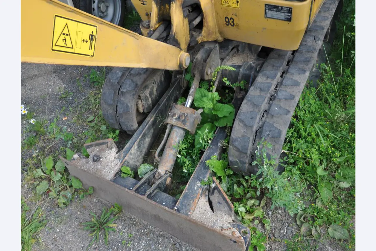 Moderne, goed onderhouden bouwvoertuigen en andere mechanische apparatuur uit de weg- en waterbouwsector-5
