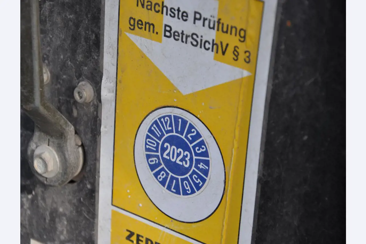 Moderne, goed onderhouden bouwvoertuigen en andere mechanische apparatuur uit de weg- en waterbouwsector-7