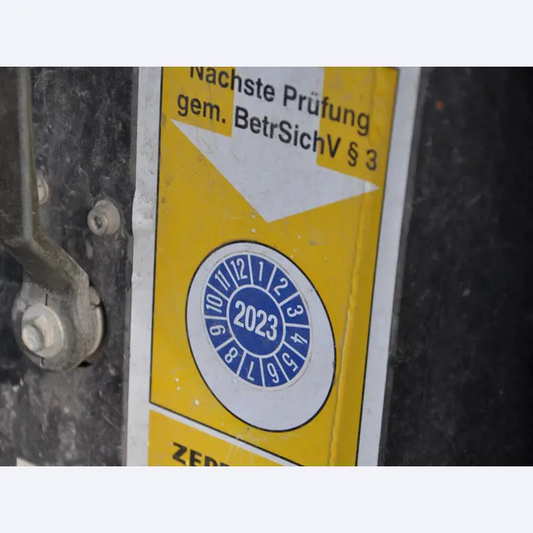 Moderne, goed onderhouden bouwvoertuigen en andere mechanische apparatuur uit de weg- en waterbouwsector-7