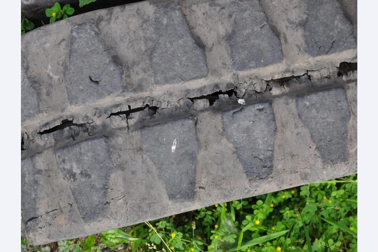 Moderne, goed onderhouden bouwvoertuigen en andere mechanische apparatuur uit de weg- en waterbouwsector-8