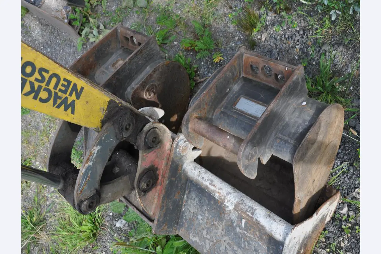 Vehículos de obra y construcción modernos y bien mantenidos y otros equipos mecánicos del sector de la ingeniería civil-2