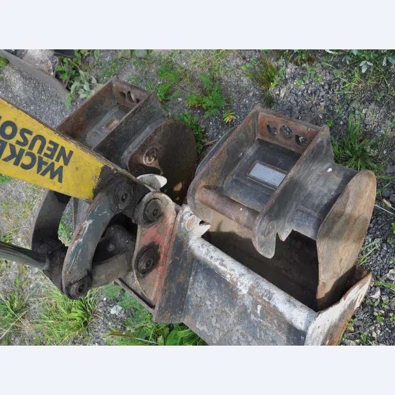 Vehículos de obra y construcción modernos y bien mantenidos y otros equipos mecánicos del sector de la ingeniería civil-2