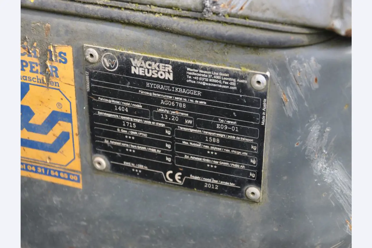 Vehículos de obra y construcción modernos y bien mantenidos y otros equipos mecánicos del sector de la ingeniería civil-3