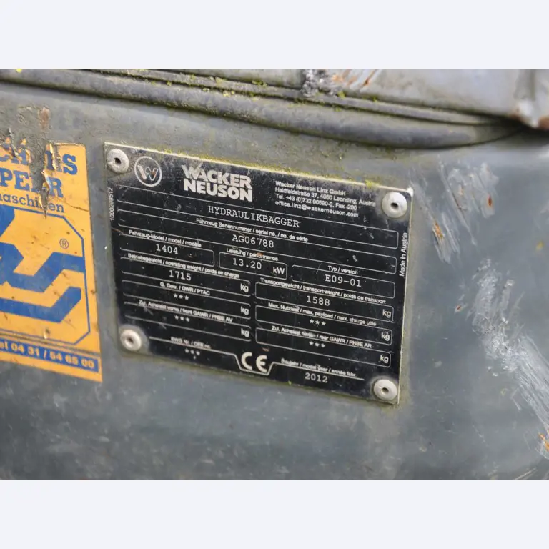 Vehículos de obra y construcción modernos y bien mantenidos y otros equipos mecánicos del sector de la ingeniería civil-3