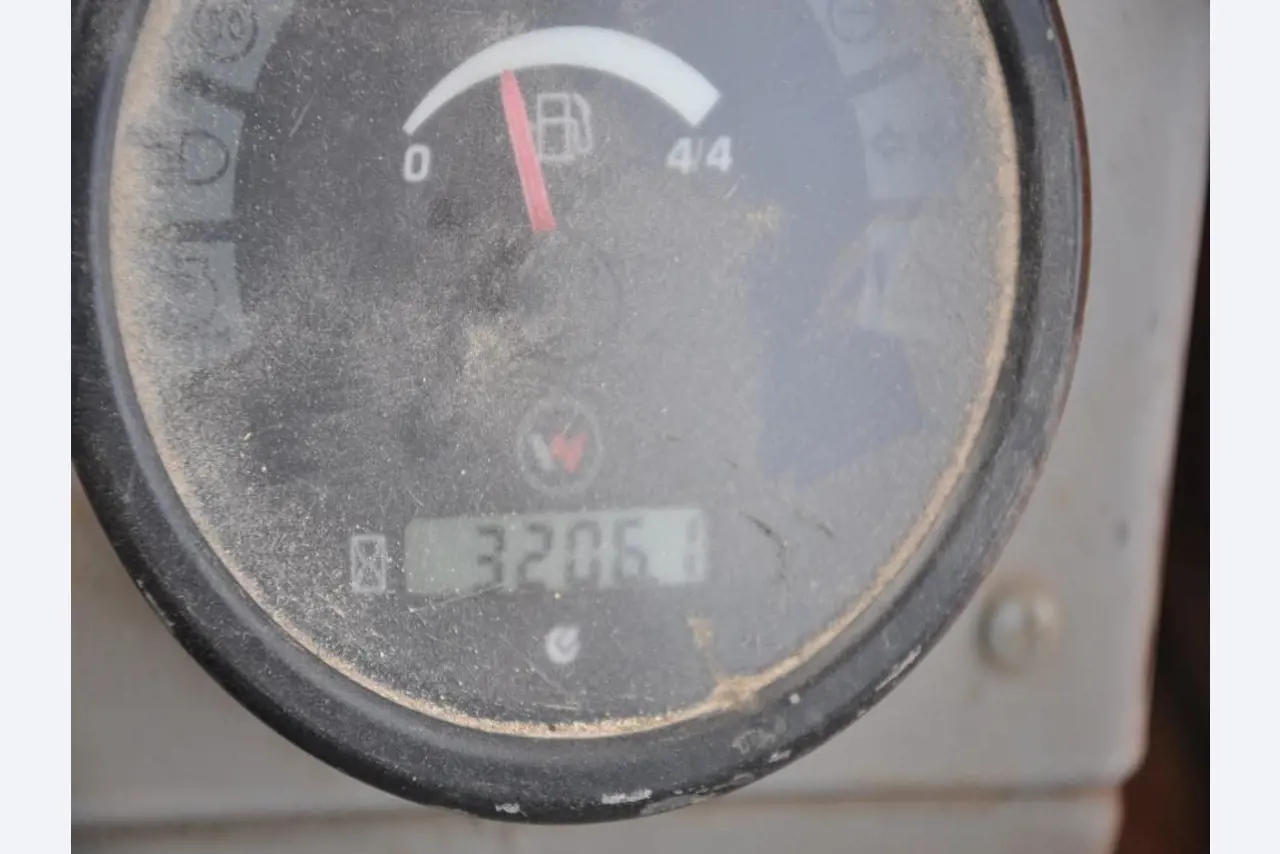 Vehículos de obra y construcción modernos y bien mantenidos y otros equipos mecánicos del sector de la ingeniería civil-4