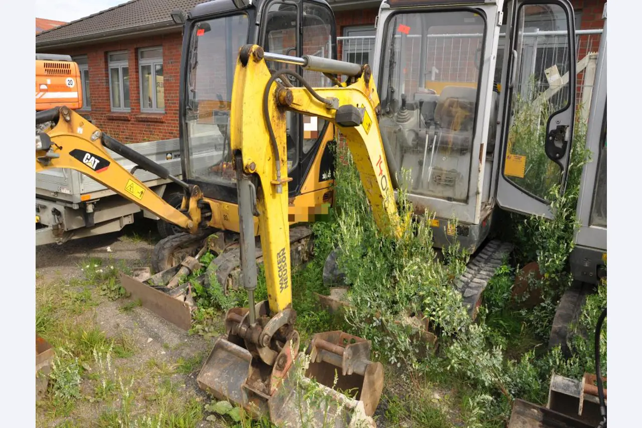 Vehículos de obra y construcción modernos y bien mantenidos y otros equipos mecánicos del sector de la ingeniería civil-1