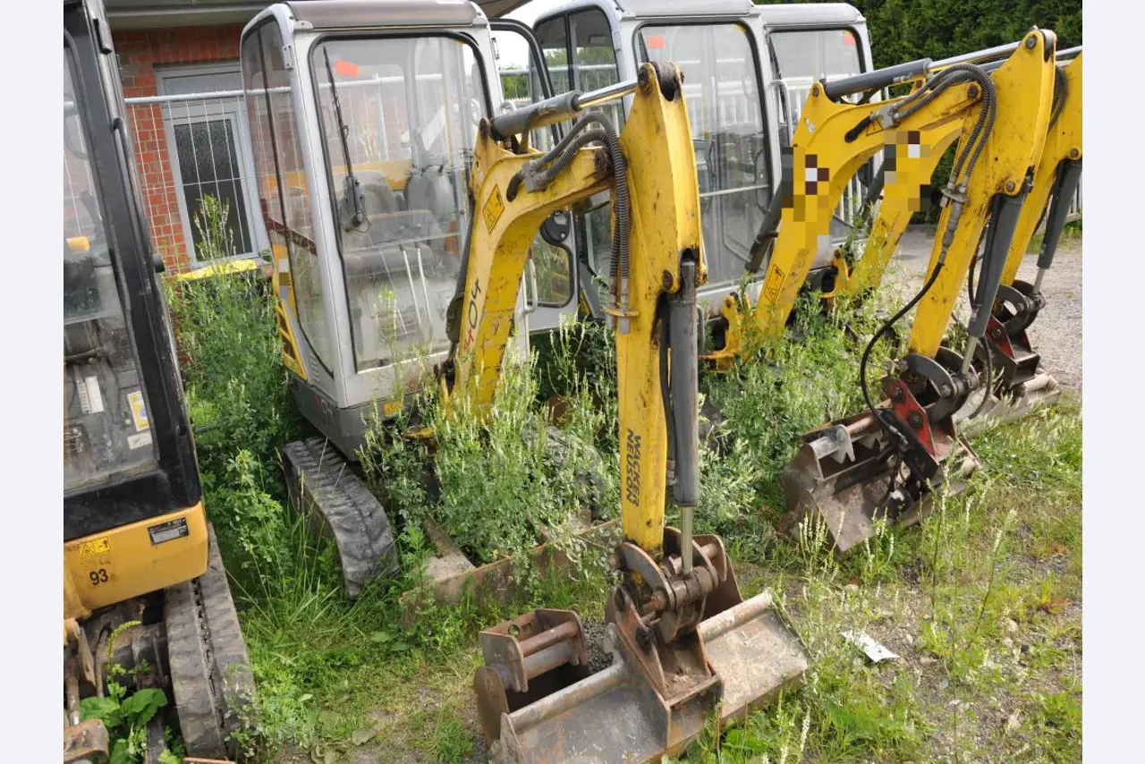 Vehículos de obra y construcción modernos y bien mantenidos y otros equipos mecánicos del sector de la ingeniería civil-5