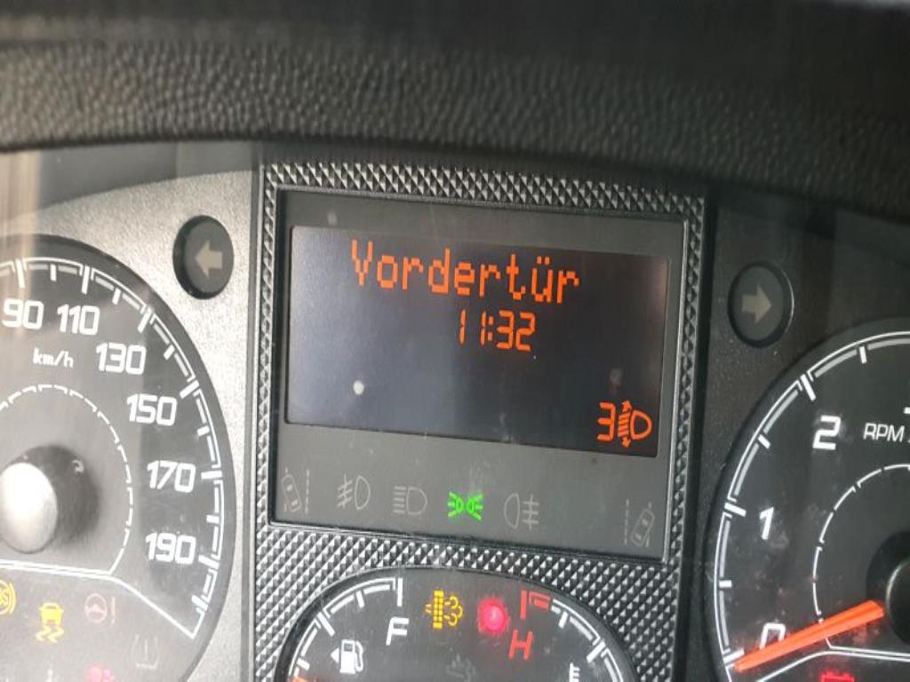 Véhicules de transport et véhicules-44