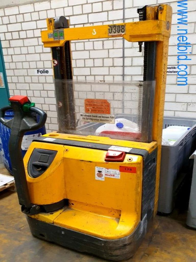 Stroje v tiskárně
-1