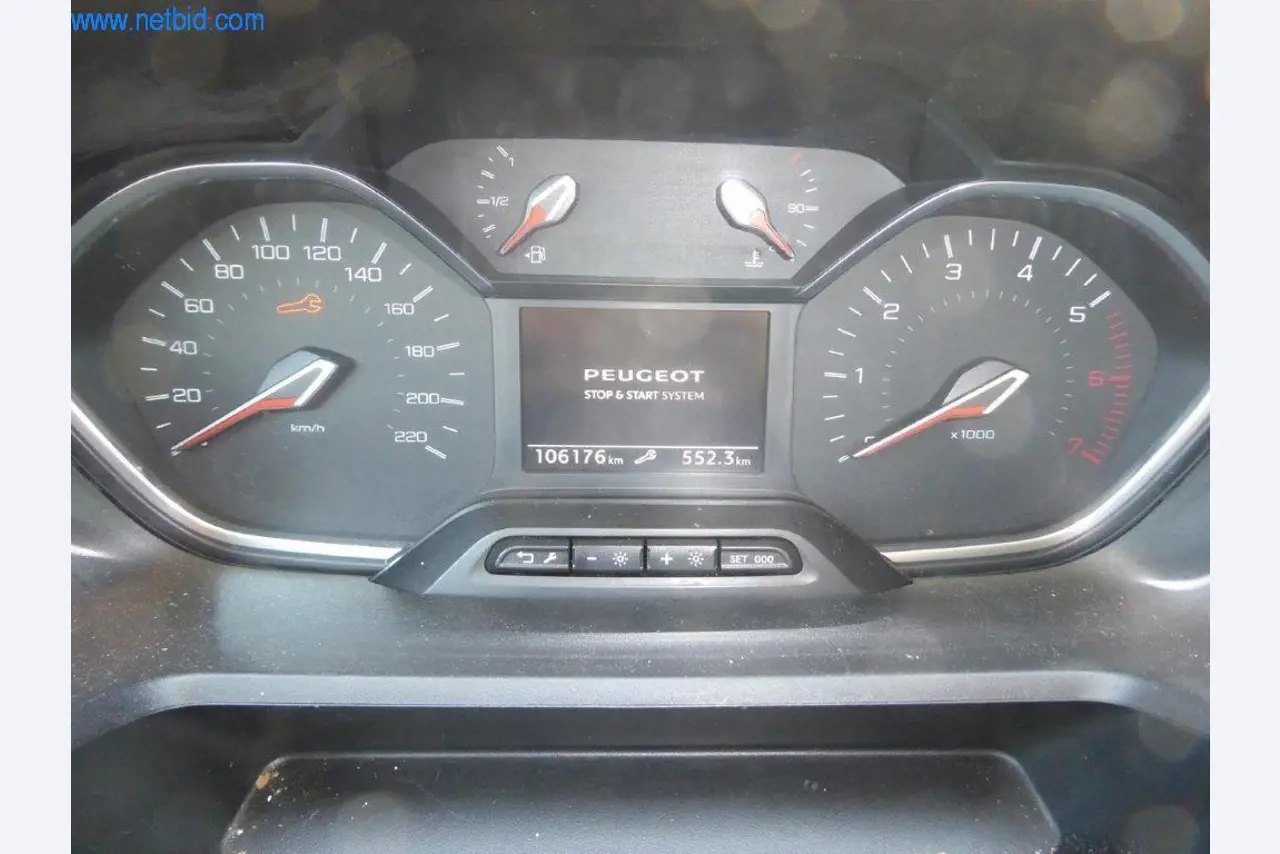 Reinigungsmaschinen und Büroausstattung-10