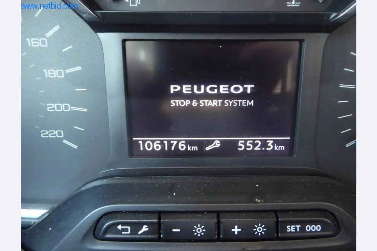 Reinigungsmaschinen und Büroausstattung-11