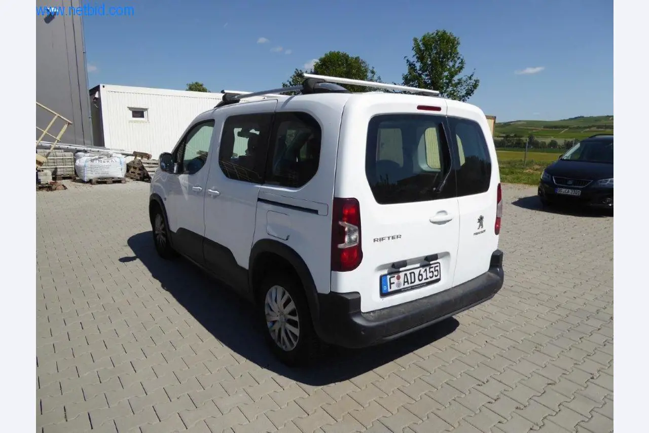 Reinigungsmaschinen und Büroausstattung-4