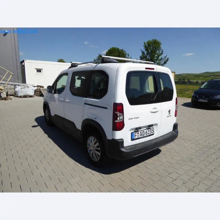 Reinigungsmaschinen und Büroausstattung-4